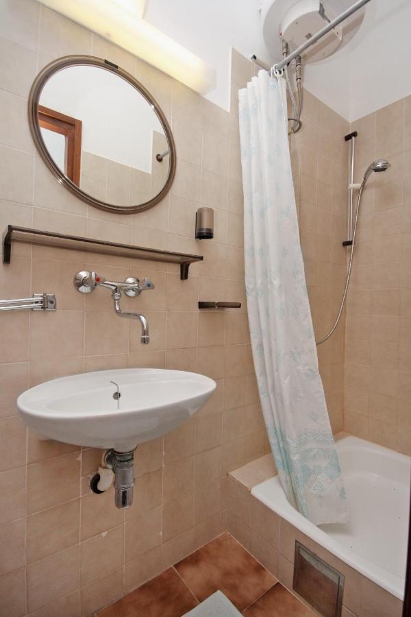 Apartments By The Sea Nemira, Omis - 5884 Tice Extérieur photo
